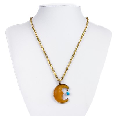 Lot 533 - A contemporary 9ct gold 'Man In The Moon' pendant necklace by Glenn Lehrer.