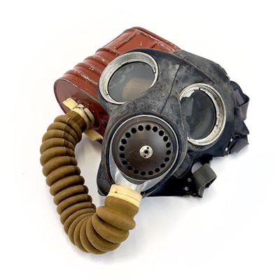 Lot 95 - A WWII British No.4 III gas mask.
