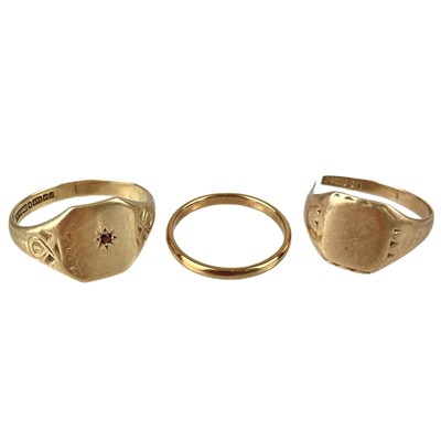 Lot 305 - A 22ct hallmarked gold band ring, size P, 2.5g.