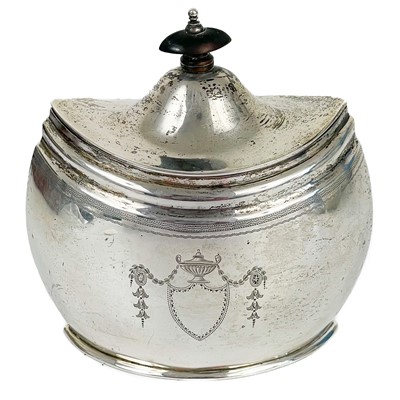 Lot 318 - An Edwardian silver hinge lidded tea caddy by Walter & John Barnard.