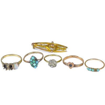 Lot 7 - Five 9ct gold rings and a broken 9ct brooch.