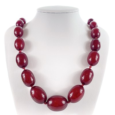 Lot 390 - A cherry amber bakelite oval graduated bead necklace.