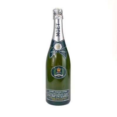 Lot 285 - A bottle of Moet & Chandon 1977 Silver Jubilee Cuvee champagne.