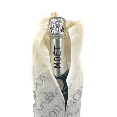 Lot 286 - A bottle of Moet & Chandon 1977 Silver Jubilee Cuvee champagne.