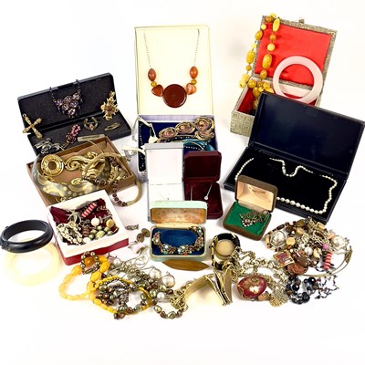 Lot 418 - A large collection of costume jewellery.