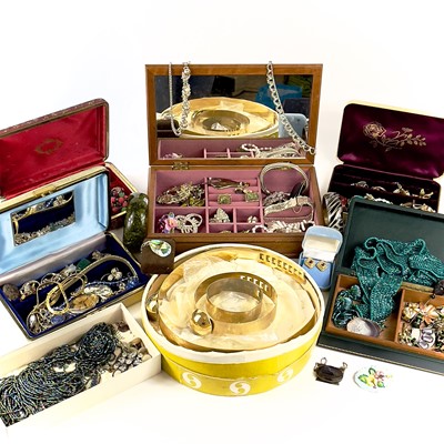 Lot 426 - A large collection of costume jewellery.