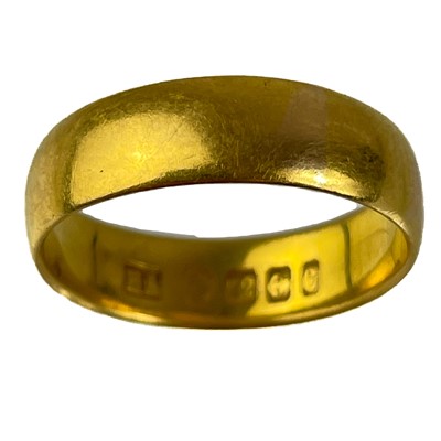 Lot 256 - An Edwardian 22ct gold band ring.