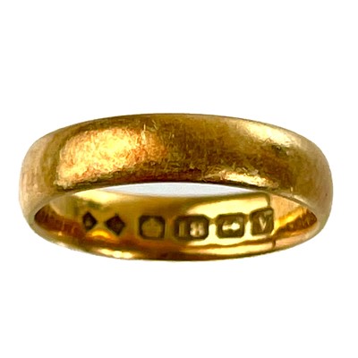 Lot 323 - An 18ct hallmarked gold band ring.