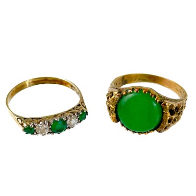 Lot 42 - An Edwardian style emerald and white stone five stone ring, size Q.