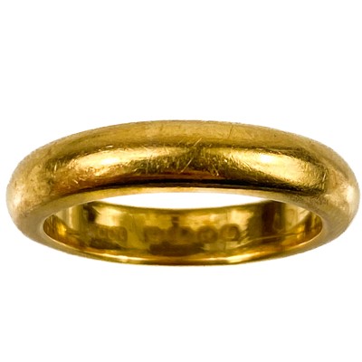 Lot 13 - A 22ct gold band ring.