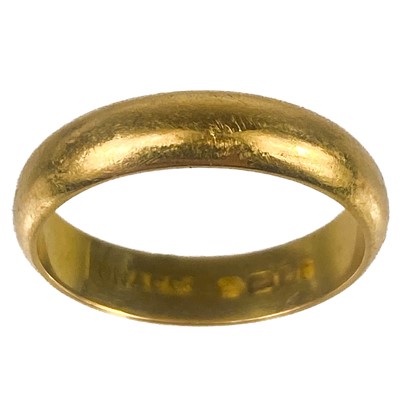 Lot 168 - A 22ct gold band ring.