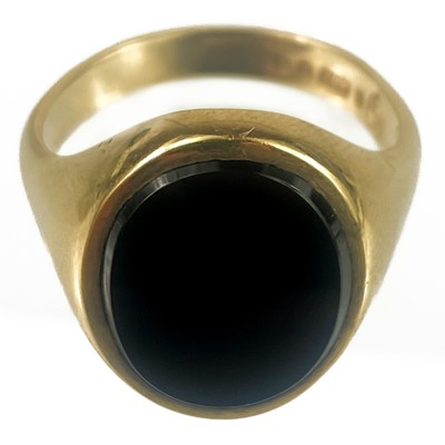 Lot 38 - A 9ct gold onyx set gentleman's signet ring.