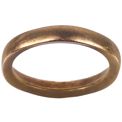 Lot 85 - A 22ct gold band ring.