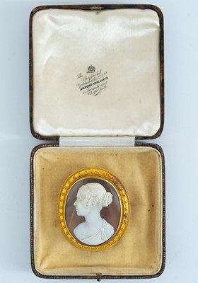 Lot 219 - Tommaso Saulini (1793-1864) - A fine early 19th century portrait shell cameo gold mounted brooch.