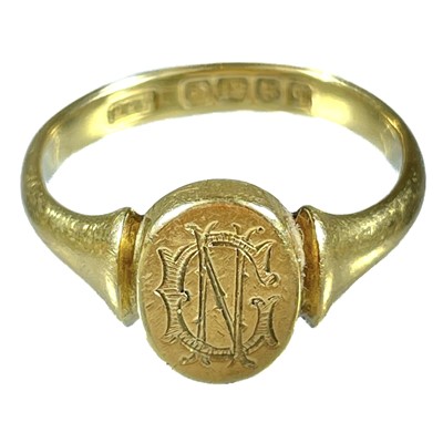 Lot 242 - An early 20th century 18ct gold ladies signet ring.