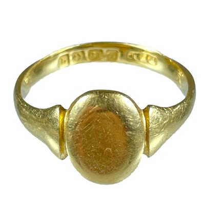 Lot 327 - An early 20th century 18ct ladies signet ring.