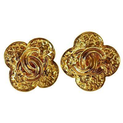 Lot 540 - A Chanel pair of gold plated clover clip earrings.