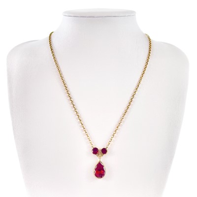 Lot 353 - A 9ct gold garnet set pendant necklace.