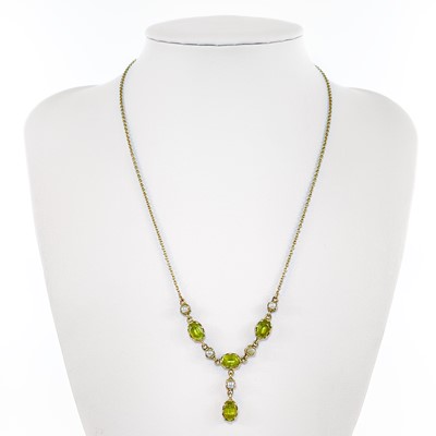 Lot 92 - A 9ct peridot and seed pearl pendant necklace.