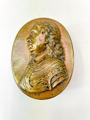 Lot 22 - A 19th century oval table snuff box embossed with a profile portrait of Cromwell.