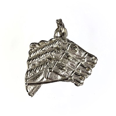 Lot 447 - A contemporary .999 fine silver horse head pendant by James Suddaby.