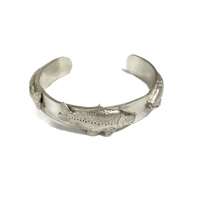 Lot 380 - A contemporary .999 fine silver 'Three Fish' bangle by James Suddaby.