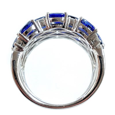 Lot 301 - A stunning 18ct white gold natural sapphire and diamond set dress ring, with Anchorcert report.