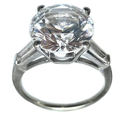 Lot 185 - A 9ct white gold white stone set solitaire ring.