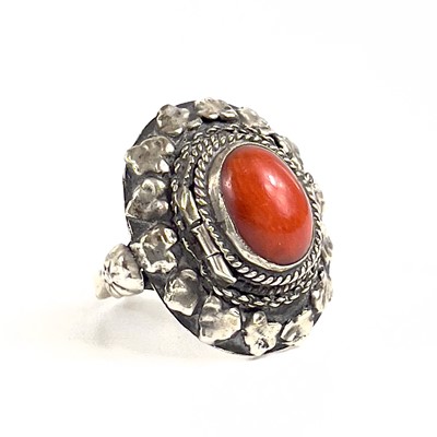 Lot 41 - An 800 silver coral set locket ring.