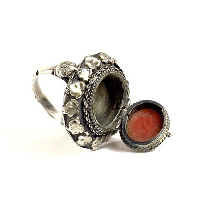 Lot 41 - An 800 silver coral set locket ring.