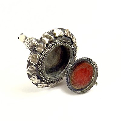 Lot 41 - An 800 silver coral set locket ring.