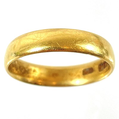 Lot 219 - A 22ct gold band ring.