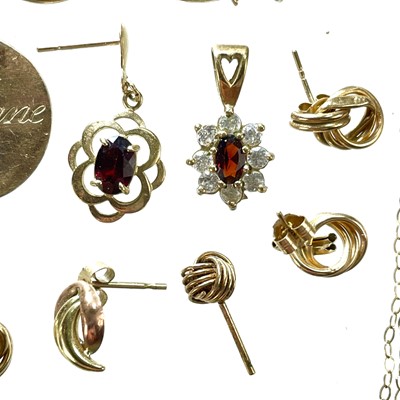 Lot 71 - A selection of 9ct gold.