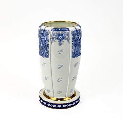 Lot 837 - A rare Minton Princess Elizabeth and Philip 1947 marriage vase