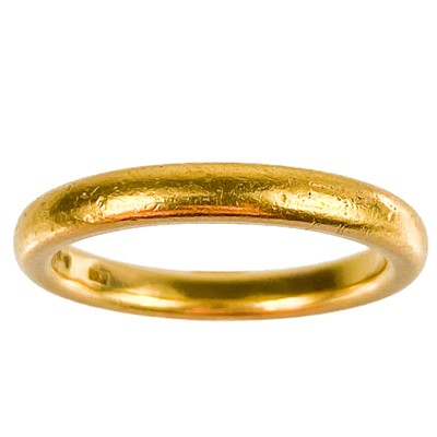 Lot 182 - A 22ct gold band ring.