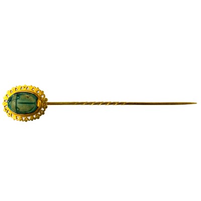 Lot 81 - An early 20th century high purity gold Egyptian faience scarab set stick pin.