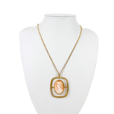 Lot 242 - A modern 9ct mounted shell cameo pendant on a 9ct curb link bracelet.