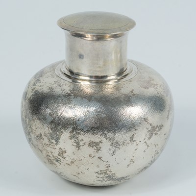 Lot 10 - A Chinese silver tea caddy, stamped 'Zeewo', Shanghai, circa 1920.
