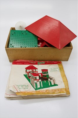 Lot 571 - Bayko. A boxed Bayko building set No. 3,...