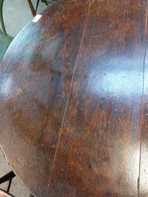 Lot 38 - An oak cricket table.