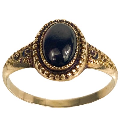 Lot 140 - A Georgian gold foiled garnet set ring.