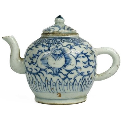 Lot 278 - A Chinese blue and white porcelain teapot, 18th century.