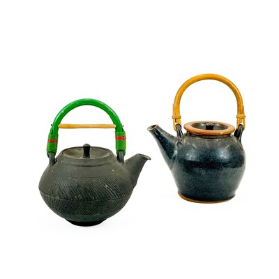 Lot 914 - Richard BATTERHAM (1936-2021) A pottery teapot and cover.