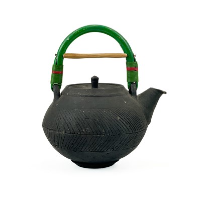 Lot 914 - Richard BATTERHAM (1936-2021) A pottery teapot and cover.