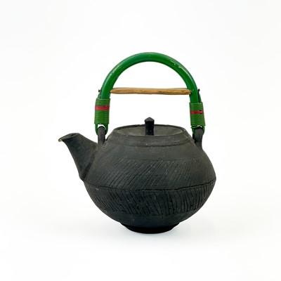 Lot 914 - Richard BATTERHAM (1936-2021) A pottery teapot and cover.