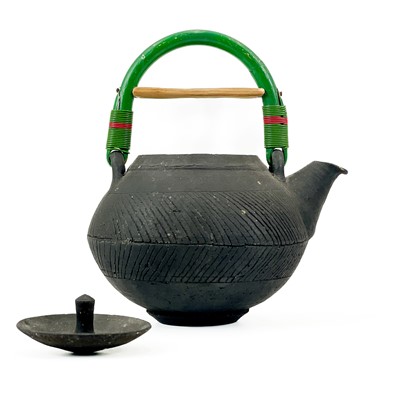 Lot 914 - Richard BATTERHAM (1936-2021) A pottery teapot and cover.