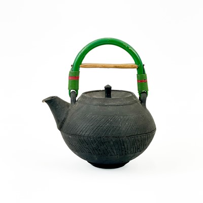 Lot 914 - Richard BATTERHAM (1936-2021) A pottery teapot and cover.