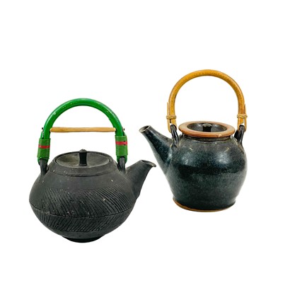 Lot 914 - Richard BATTERHAM (1936-2021) A pottery teapot and cover.