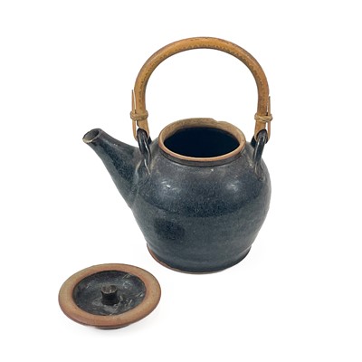 Lot 914 - Richard BATTERHAM (1936-2021) A pottery teapot and cover.