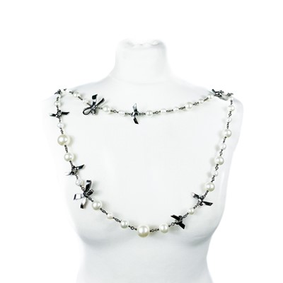 Lot 370 - A Chanel faux pearl steel tone metal belt/necklace.